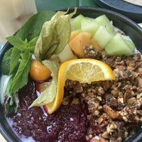 Bowl mit Granola und Johhurt  at Bean There in Hamburg