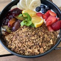 Granola mit Obst und Sojajoghurt  at Bean There in Hamburg