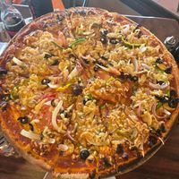 Large vegan pizza with onions, mushrooms, peppers, tomato, black olives & vegan cheese 😋😋 at Mi Pizza  in Liberia