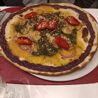 Pizza Road (polpa di Pomodoro Giallo, Cime di Rapa, Cipolla Rossa e Gialla, 
Cornicione Ricoperto di crema al Radicchio,
Dopo Cottura Pomodorini Rossi Semidry e Granella Nocciole at OV.ER Pizzeria in Rovereto
