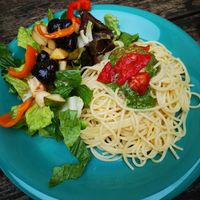 😍BIO😍 Spaghetti mit Basilikum Mandel Pesto mit ganz frischen Salat und sehr leckerem Dressing😍 at Madia in Potsdam