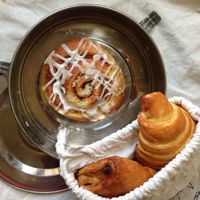 Roulée à la cannelle à -50% (et délicieux) et les pâtisseries prisent aussi à emporter dans mes contenants ! at Sophie Sucree in Montreal
