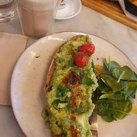 Avocado-Tomaten-Brot at Mani im Vierten in Vienna