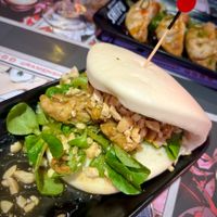Bao bun Nuku nashi (vegan): bao bun stuffed with Heura (vegan protein), peanuts, lamb's lettuce and sesame sauce at Ramen Shifu in Oviedo
