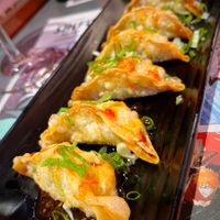 Age gyozas veganas: fried gyozas stuffed with cabbage, onion, carrot and chives, with sweet chili sauce at Ramen Shifu in Oviedo