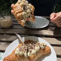 Gefülltes Croissant mit frischen Erdbeeren und Pistaziencreme   at supercafé in Giessen