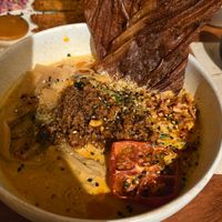Tantanmen ramen con extra de chicken skin at UMAMI Plantbased in Barcelona