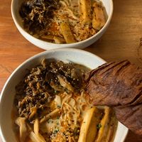 Creamy mushroom ramen (15,5€) + crispy chicken skin (1,5€) at UMAMI Plantbased in Barcelona