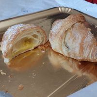 Ottima scelta, 3 gusti diversi gusti di cornetto vegano (limone, arancia e frutti rossi) e possibilità di fare bevande sia di soia che di mandorla. at Il Chicco Bar in Pisa