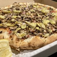 “The Vegan” pizza (without bell peppers per my request)  at Zola's Pizzeria in Brookings