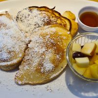 American Pancakes vegan mit Ahornsirup und frischem Obst at Toré Café.Restaurant.Bar in Cologne