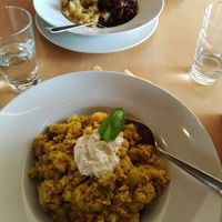 Gewürzpilaw (vorn), Kartoffel-Pastinakenstampf mit Pilzen (hinten) at Cafe Luk in Dresden