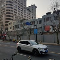 Zoom in on the road - it's a long road at Huì Yuán Sù Shí Fāng 慧缘素食坊 Lotus Vegan in Shanghai