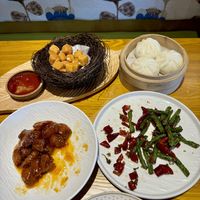 Golden Tofu, Mushroom Buns, „Chicken“ and Spicy Fried Green Beans  at Huì Yuán Sù Shí Fāng 慧缘素食坊 Lotus Vegan in Shanghai