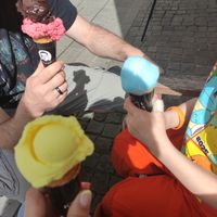 A lot of vegan flavours available, very friendly staff. We had Raspberry, dark chololate, "smurf" (forgot to ask for the flavour, it tastet like some kind of berry) and non-alcohol at Eiscafé numero UNO in Guenzburg