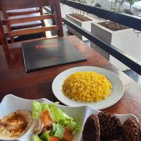 Falafels, hummus, salada e arroz at Beirut Shawarma in Havana