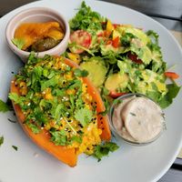 Gefüllte Süßkartoffel mit Curry-Linsen, Salat, Grillgemüse und Tahini-Dip at Restaurant Fliegerdeich in Wilhelmshaven