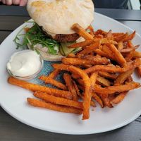 Falafelburger mit Süßkartoffelpommes und veganer Mayo at Restaurant Fliegerdeich in Wilhelmshaven