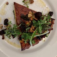 Toétché (quiche vegetariana con panna e uova tipica del Canton Giura) con topping di barbabietole e noci at Manger Boire in Basel