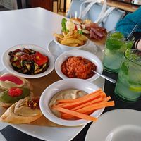 Tagliere Victory, servito vegan su richiesta. Patatine fritte, hummus con stick di carote, pappa al pomodoro, verdure grigliate e crostini con hummus e babaganoush 💚 Oltre le as at Victory Café Museo  in Montemurlo