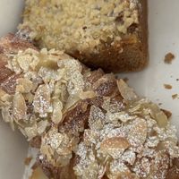 Vanille Croissant 🥐 und Aprikosen Streusel vegan   at Bäckerei LANG in Heilbronn