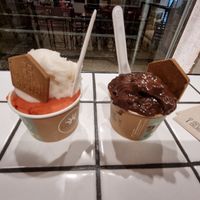 Citroen/aardbei, chocolade/karamel at Gelateria La Romana dal 1947 in Lisbon