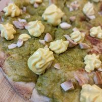 Crema agli asparagi selvatici, riccioli di mousse di ricotta affumicata e zafferano e mandorle tostate at Casa Birra Puddu  in Santa Giusta