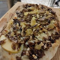 Radicchio, mele, pecorino semistagionato e miele at Casa Birra Puddu  in Santa Giusta