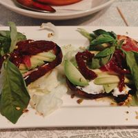 Bruscheta aguacate y tomate seco at Local92 in Barcelona