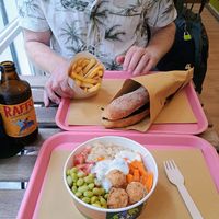 Fit bowl with edamame, pops, quinoa and vegan yoghurt... And beer! at Green Gusto - Maybe closed in Salerno