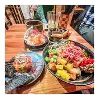 Lachstatar/PapayaSalat/Teigtaschen/Udonnudeln mit Tofu und Gemüse   at Bodhi Vegan Living - St George in Hamburg