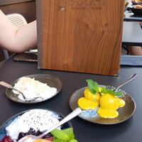 Dessert variation - top left hot banana, top right mochi and mango ice cream, bottom: sticky rice with hot coconut sauce and ice cream at Bodhi Vegan Living - St George in Hamburg