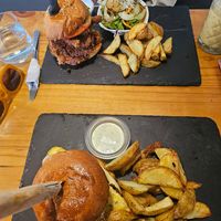 Arriba: Vegan honey oyster burger
Abajo: (veggie) Beyond burger brunch at Arbol de Seda in San Jose