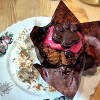 Red fruit-pistachio muffin at Le Canithé in Toulouse
