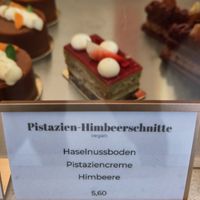 Pistazien-Himbeerschnitte at Hans liebt Kuchen in Stuttgart