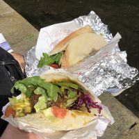 Pita mit hummus, Salat, Falafel und Mangosoße at Ibras Bistro in Erfurt