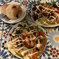 Vegan Teller mit Erdnuss- und Sesamsoße  at Ibras Bistro in Erfurt