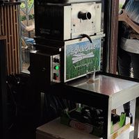 Machine à extraire le jus de canne à sucre at Bếp Việt in Paris