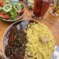 Zwiebelrostbraten mit hausgemachten Spätze und Beilagensalat 🥗   at Lebenshof MutimBauch in Ottenhoefen Im Schwarzwald