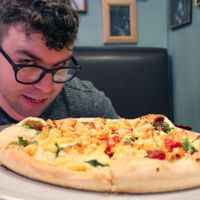 The Silurian: evoo, garlic, teese cheese, vegan mac and cheese casserole, kale, and sun dried tomatoes  at Flying Saucer Pizza Company in Salem