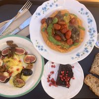 Starter: maracuya mango fig salad, main: smashed sweet potato with pesto and roasted tomatoes peppers and Aubergine, dessert: chocolate tarts  at MIAM Collectif in Perpignan