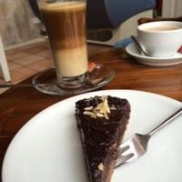 Raw cake and oat milk latte at Surf Shop Roastery in Hamburg