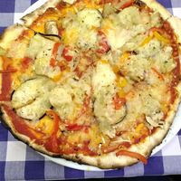 Pizza végétales with vegan mozzarella at Bar Lluís in Tossa De Mar