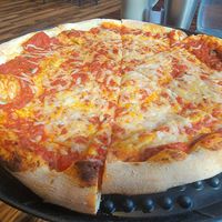 Vegan cheese pizza at Sparky's Landing in Mount Shasta