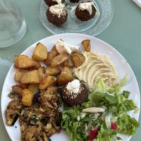 Assiette Mezze + 4 falafels commandés en suppléments  at Lion et Papillon in Tours