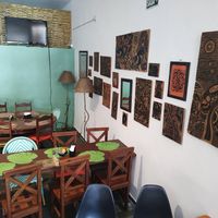 Ambiente interno com xilogravuras. #Veganuary at ZumZum Sabor Saúde in Sao Paulo