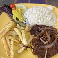 Seitan con riso e patate fritte   at Ayni Cacaoteria Cultural in Sucre