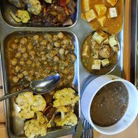 Buffet con ceci, lenticchie, vari tofu, verdure at Dhaba Beas - Tynska in Prague