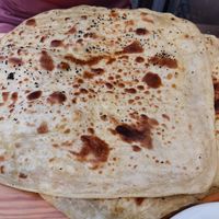 Moulawah-Brot kommt als Beilage zum Essen at Jemenitisches Restaurant in Berlin