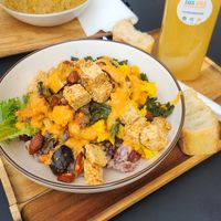 Soup of the day, citronnade and customised bowl at Ama'vida - Monceau in Paris